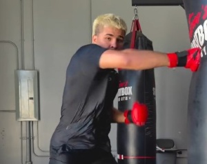 Блэйдс перенес перелом орбитальной кости и носа после боя с Хокитом на UFC 327